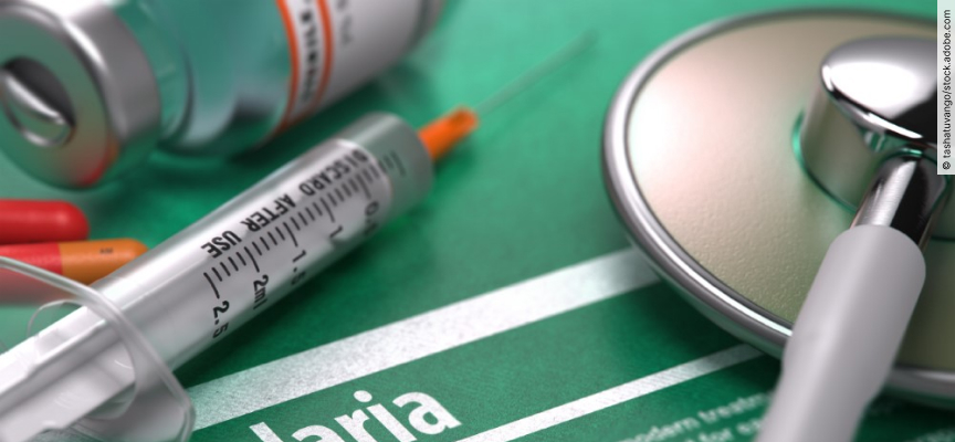 Aufgezogene Spritze, Tabletten und Stethoskop